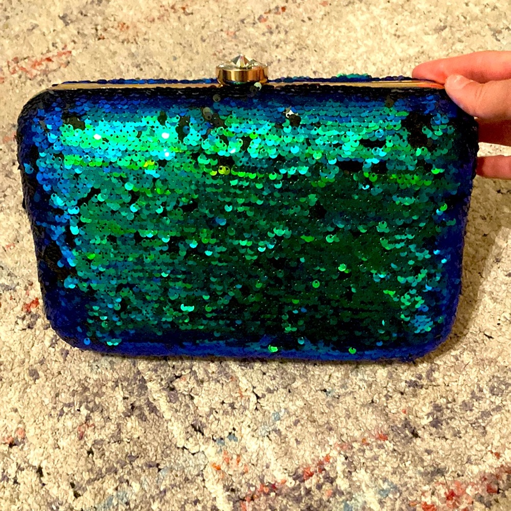 PURSE OR CLUTCH does come with attachable  strap